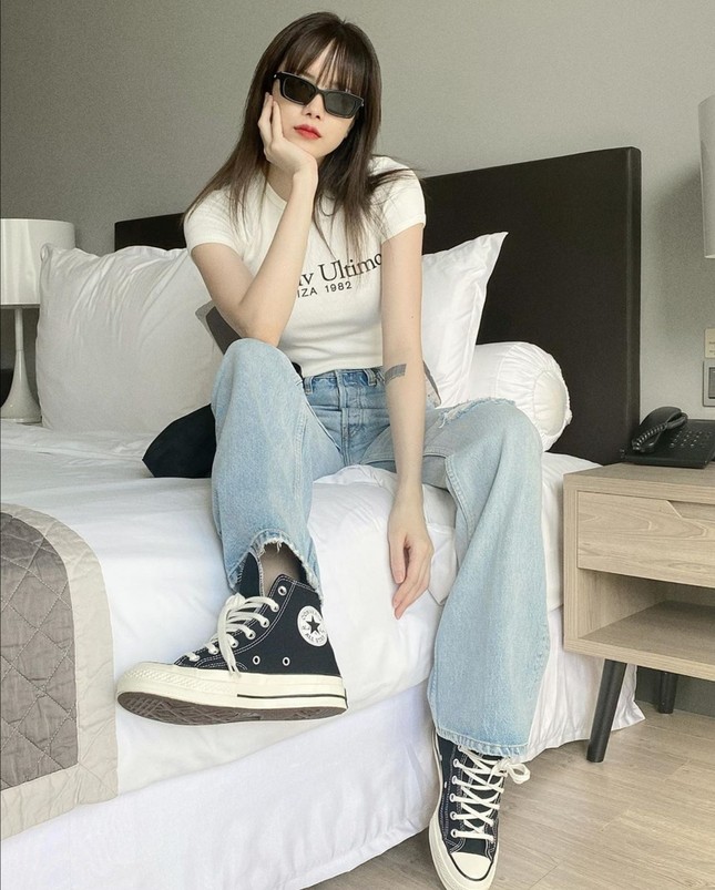 Sao Việt “rủ nhau” đọ sắc với trang phục gam màu đen - trắng, ai quyến rũ hơn? ảnh 1