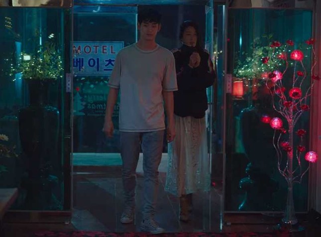 8 bộ trang phục trong “Điên Thì Có Sao” giúp Seo Ye Ji trở thành biểu tượng thời trang mới ảnh 15