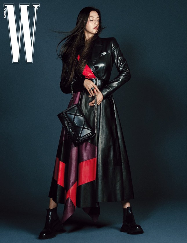 “Mợ chảnh” Jun Ji Hyun thần thái trên bìa W tháng 8, chia sẻ nội dung drama sắp tới ảnh 7