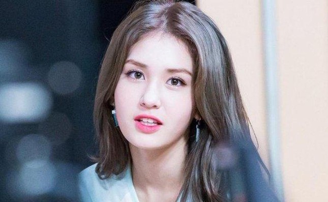 Netizen Hàn bàn tán xôn xao khi biết “bông hồng lai” Jeon Somi sở hữu tới 3 cuốn hộ chiếu ảnh 3
