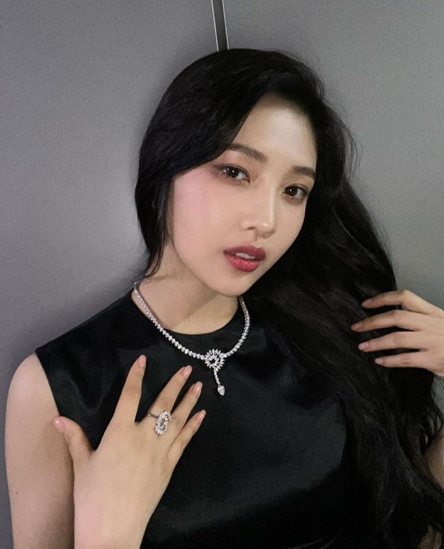 Đeo bộ trang sức trị giá hơn 10 tỉ đồng, Joy (Red Velvet) “chơi” thế này ai chơi lại? ảnh 1