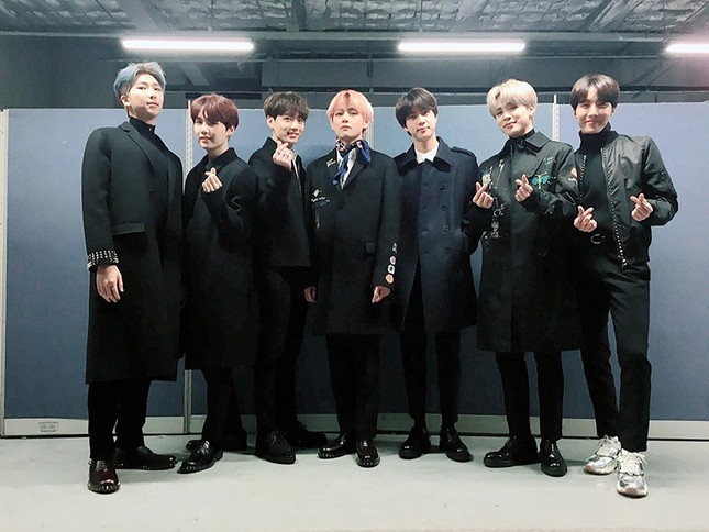 Stylist nhà Big Hit rất nhiều lần dường như quên mất j-hope cũng là một thành viên của BTS ảnh 4