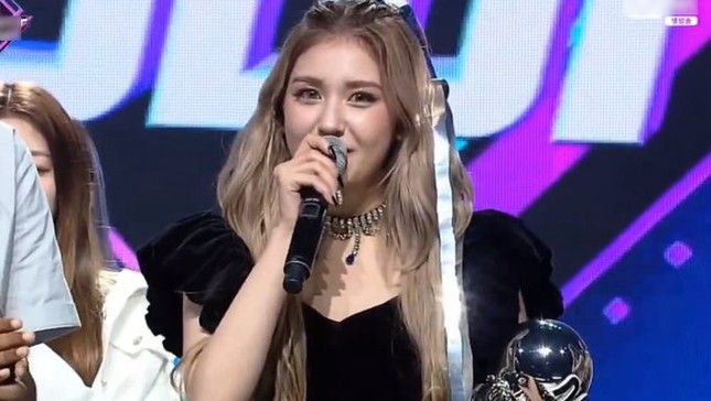 Lý do Jeon Somi phải ăn một quả chanh cực chua sau khi giành cúp show M!Countdown ảnh 5