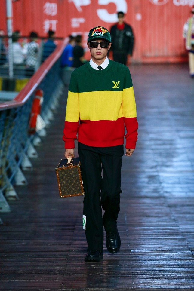 Nhờ Ngô Diệc Phàm ôm bóng bay khổng lồ, show của Louis Vuitton thu hút 100 triệu lượt xem ảnh 3