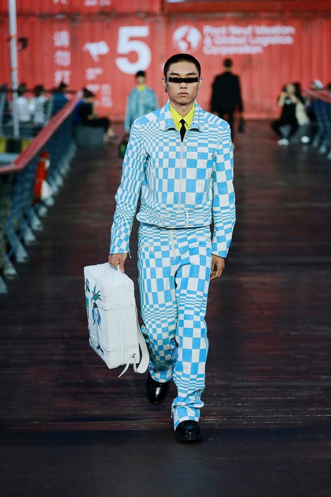 Nhờ Ngô Diệc Phàm ôm bóng bay khổng lồ, show của Louis Vuitton thu hút 100 triệu lượt xem ảnh 4
