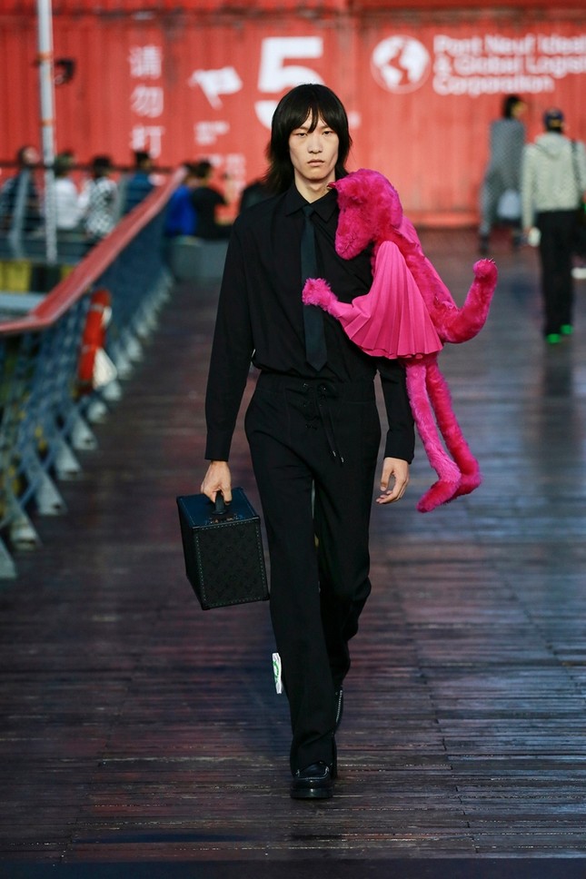 Nhờ Ngô Diệc Phàm ôm bóng bay khổng lồ, show của Louis Vuitton thu hút 100 triệu lượt xem ảnh 2