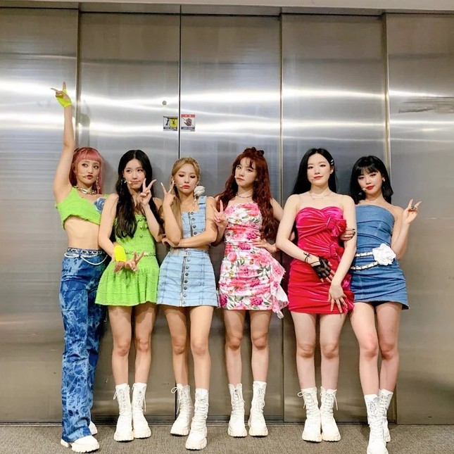 Stylist của (G)I-DLE bị chỉ trích dữ dội vì để các idol mặc trang phục hở nội y quá nhiều ảnh 1
