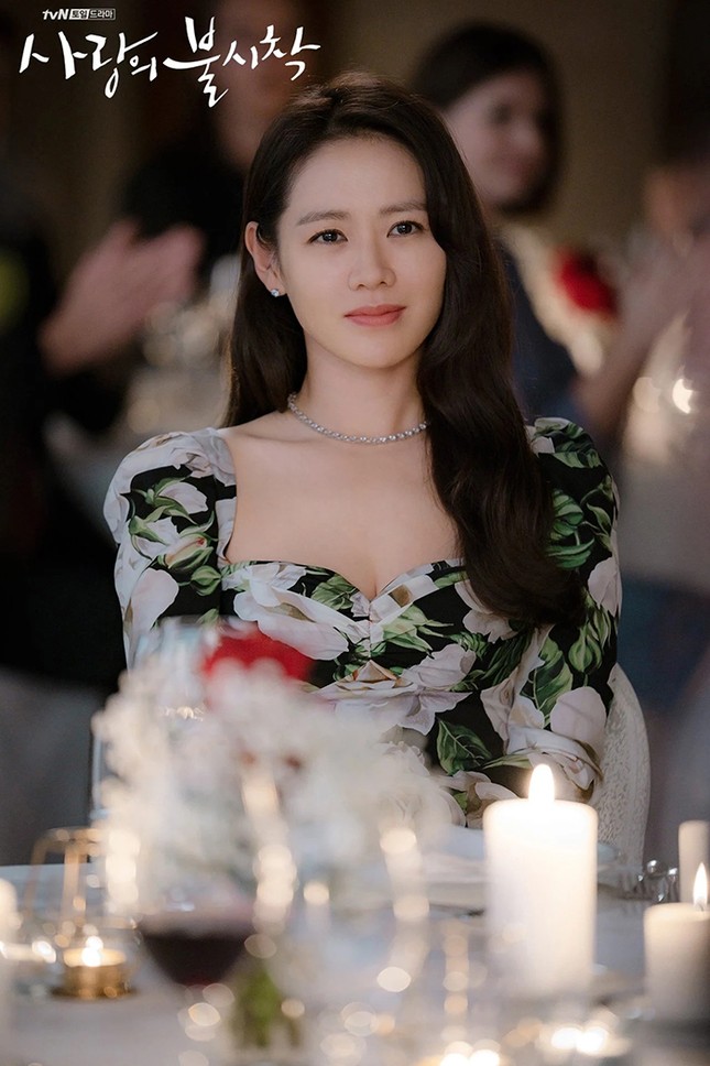 Đụng hàng Jennie, Lisa, Irene, YoonA, “chị đẹp” Son Ye Jin được khen hay bị chê nhiều hơn? ảnh 7