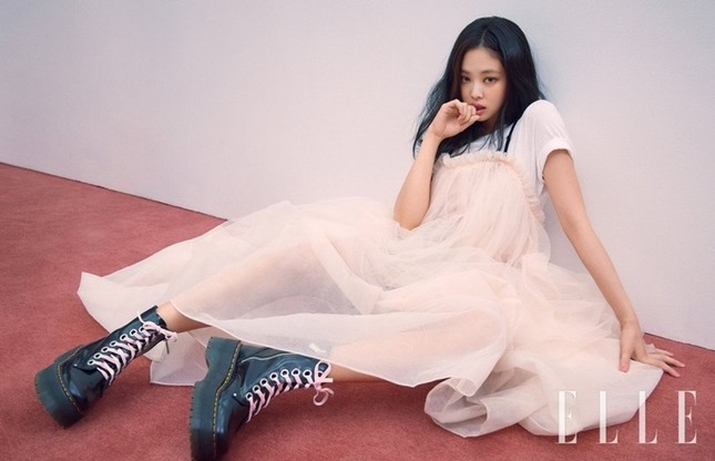 Dự đoán các màu son hot trong mùa Thu 2020 với bộ ảnh mới của Jennie (BLACKPINK) trên ELLE ảnh 1