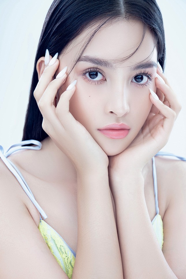 Hoa hậu Tiểu Vy đón tuổi mới bằng bộ ảnh trong veo khoe vẻ xinh đẹp “gây thương nhớ“ ảnh 1