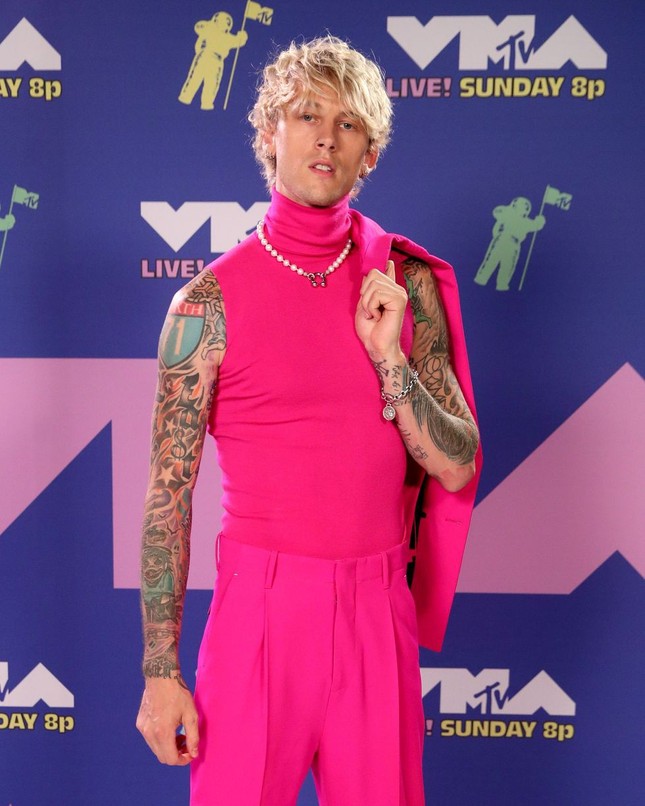Dàn sao làm lố trên thảm đỏ VMAs 2020: Lady Gaga đội bể cá, The Weeknd bị đánh? ảnh 7