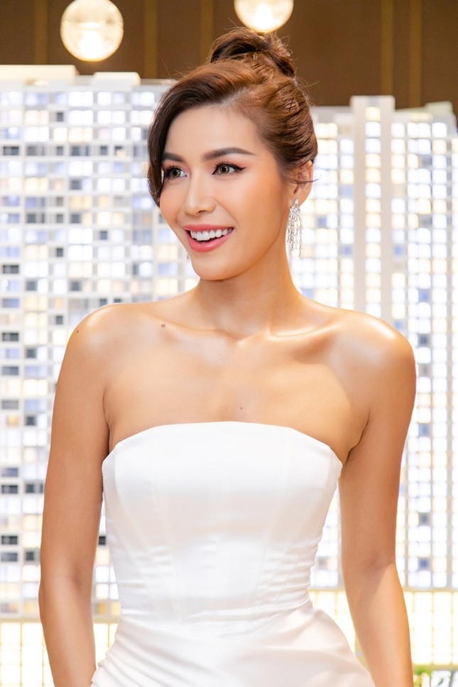 Minh Tú - Tiểu Vy mặc đồ đối lập phong cách, khoe nhan sắc xinh tươi cá tính ảnh 1