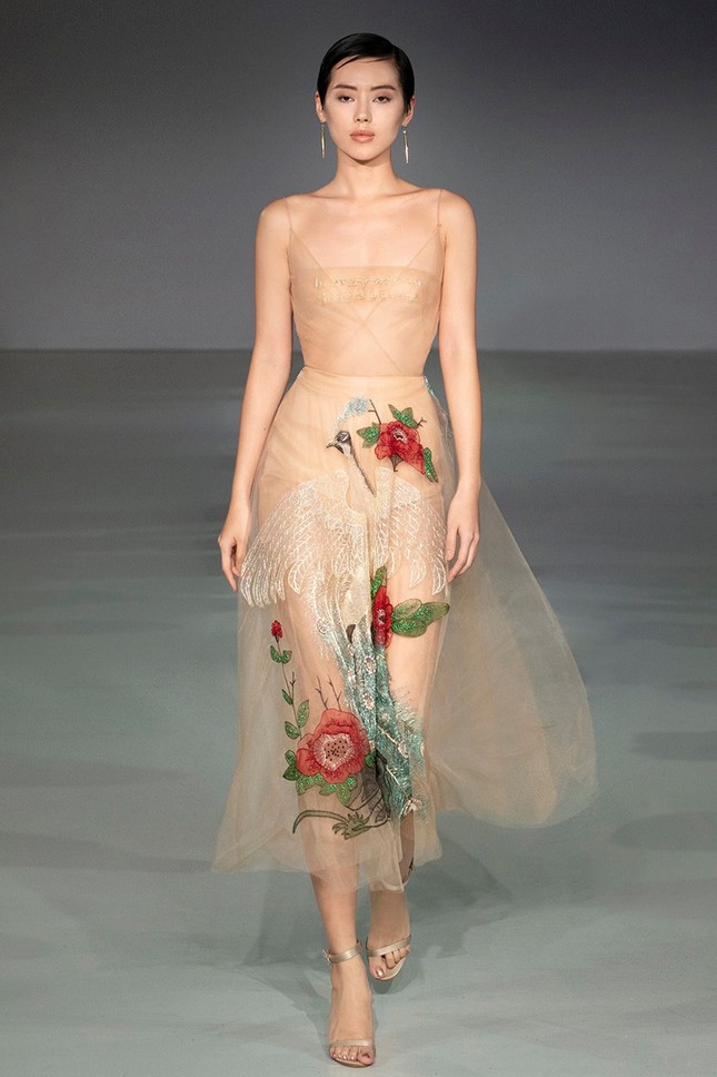 Thông tin NTK Trần Hùng xuất hiện trên trang chủ của “London Fashion Week 2020“ ảnh 1