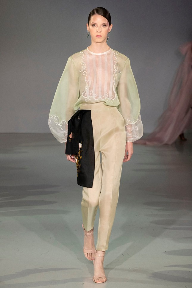Thông tin NTK Trần Hùng xuất hiện trên trang chủ của “London Fashion Week 2020“ ảnh 7