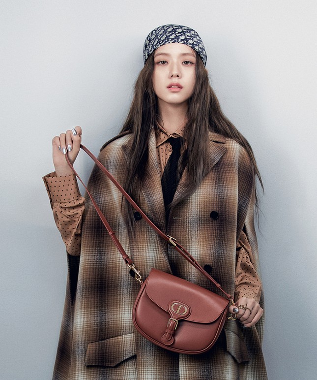 Vì sao Jisoo BLACKPINK chụp loạt ảnh cho BST mới của Dior chỉ dùng duy nhất một mẫu túi? ảnh 4