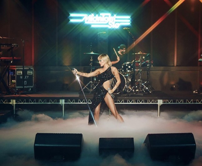 Trang phục tôn dáng của NTK Công Trí giúp Miley Cyrus khoe trọn đường cong quyến rũ ảnh 1