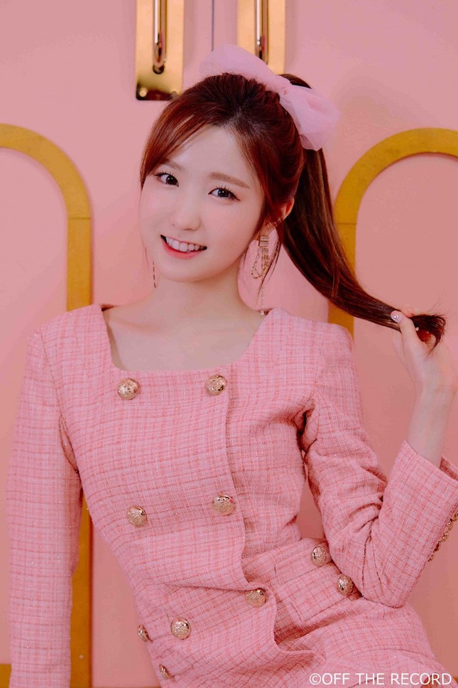 IZ*ONE bị chê ăn mặc "bảo thủ, thiếu trẻ trung" trong loạt ảnh nhá hàng cho album mới ảnh 5