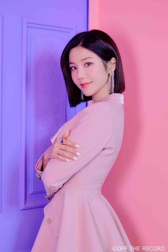 IZ*ONE bị chê ăn mặc "bảo thủ, thiếu trẻ trung" trong loạt ảnh nhá hàng cho album mới ảnh 7