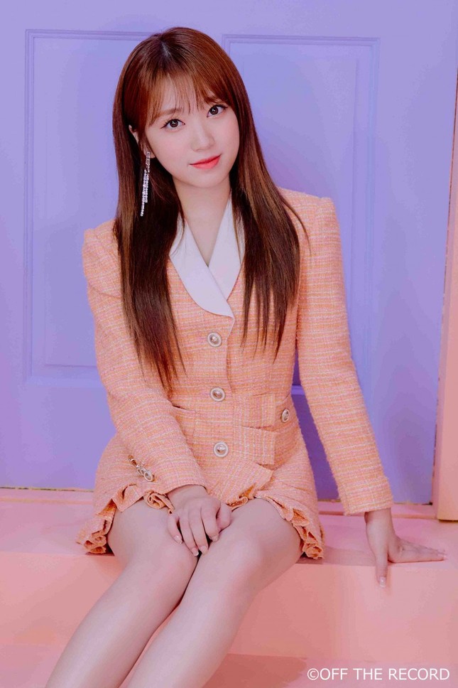 IZ*ONE bị chê ăn mặc "bảo thủ, thiếu trẻ trung" trong loạt ảnh nhá hàng cho album mới ảnh 8