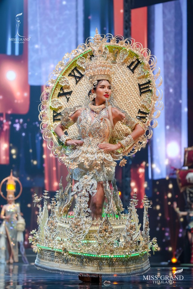 Sốc xỉu với loạt trang phục dân tộc siêu hoành tráng của Miss Grand Thái Lan 2020 ảnh 11
