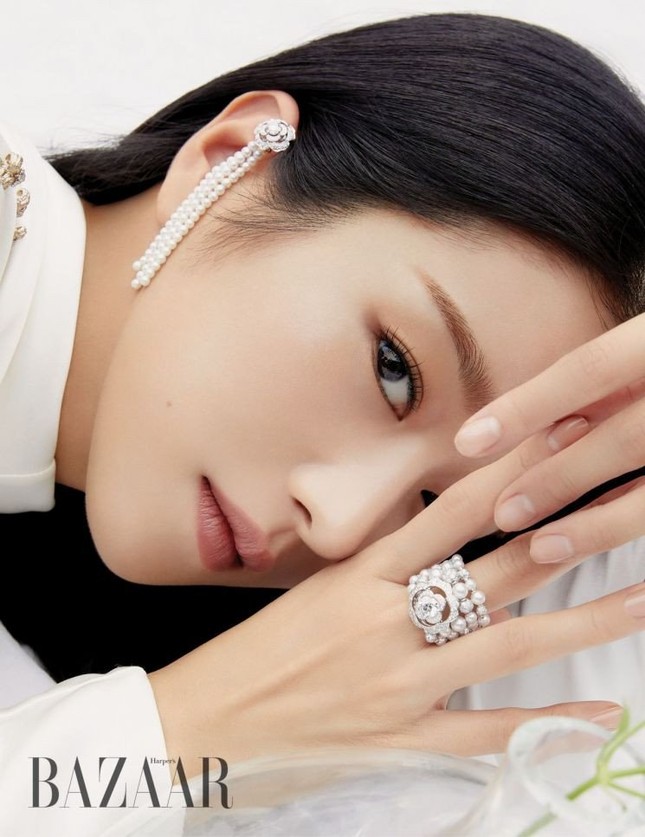 Seo Ye Ji khiến fan lo lắng vì thân hình “da bọc xương” trên Harper's BAZAAR Hàn ảnh 2