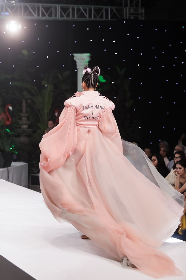 Thanh Hằng trẻ trung và cá tính trên sàn catwalk, khẳng định đẳng cấp “chị đại" ảnh 3