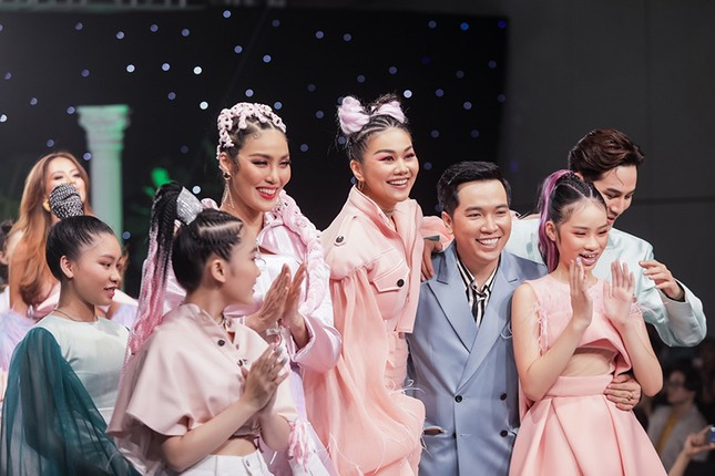 Thanh Hằng trẻ trung và cá tính trên sàn catwalk, khẳng định đẳng cấp “chị đại" ảnh 7