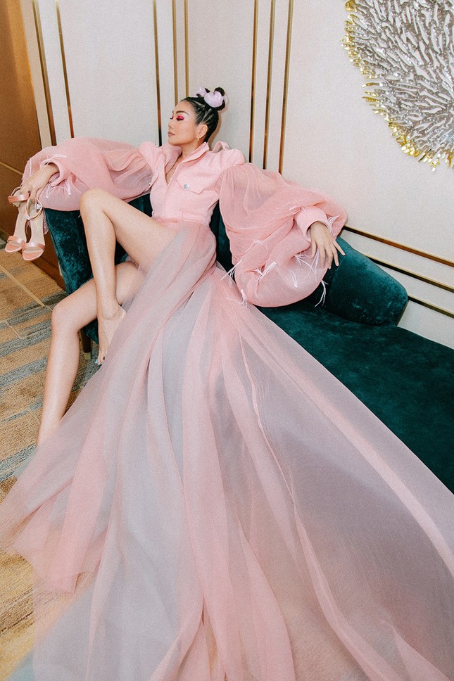 Thanh Hằng trẻ trung và cá tính trên sàn catwalk, khẳng định đẳng cấp “chị đại" ảnh 2