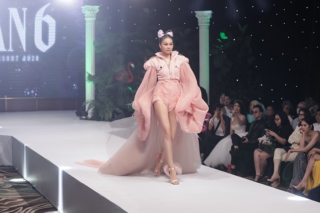 Thanh Hằng trẻ trung và cá tính trên sàn catwalk, khẳng định đẳng cấp “chị đại" ảnh 1
