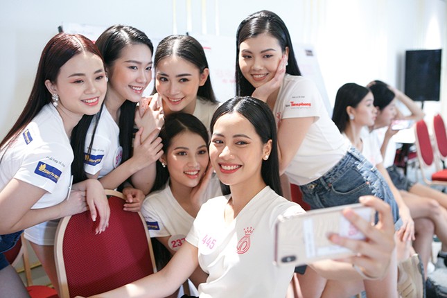 Top 60 Hoa Hậu Việt Nam 2020: Tập luyện hết mình, “selfie” nhiệt tình! ảnh 3