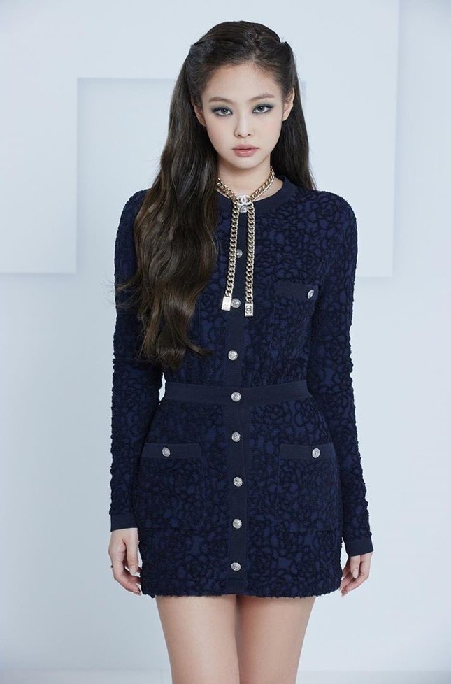 Giữa ồn ào trang phục y tá, Chanel bất ngờ đăng video và ảnh Jennie (BLACKPINK) cực xinh ảnh 2