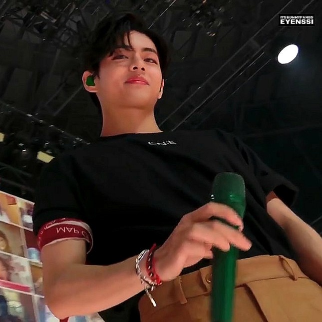 Nếu bạn chưa biết đeo khăn sao cho đẹp, hãy để “người đẹp trai” V (BTS) hướng dẫn nhé! ảnh 2