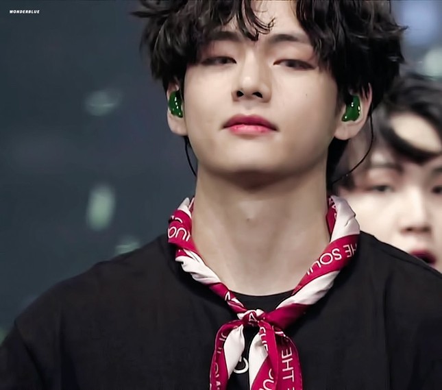 Nếu bạn chưa biết đeo khăn sao cho đẹp, hãy để “người đẹp trai” V (BTS) hướng dẫn nhé! ảnh 3