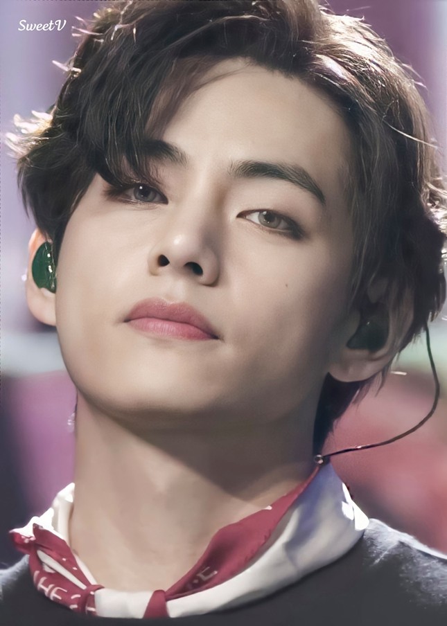 Nếu bạn chưa biết đeo khăn sao cho đẹp, hãy để “người đẹp trai” V (BTS) hướng dẫn nhé! ảnh 7