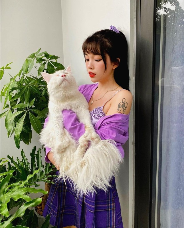 Học Quỳnh Anh Shyn, Jun Vũ, AMEE… cách phối sắc tím với trang phục Thu Đông cực đẹp ảnh 1
