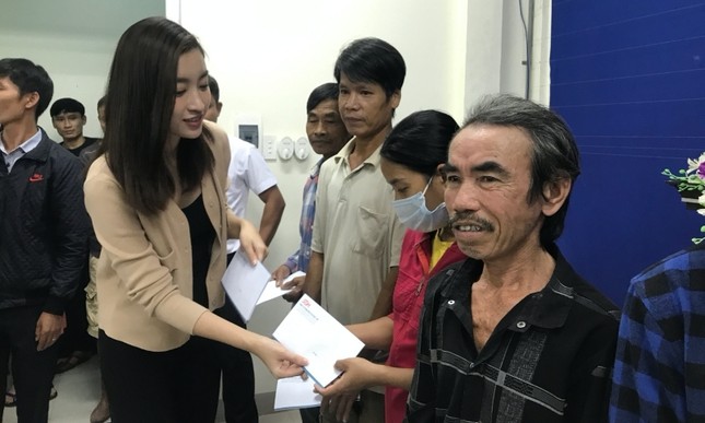 Dàn Hoa hậu Mỹ Linh, Tiểu Vy, Thùy Linh trao tặng 200 triệu cho đồng bào miền Trung ảnh 1