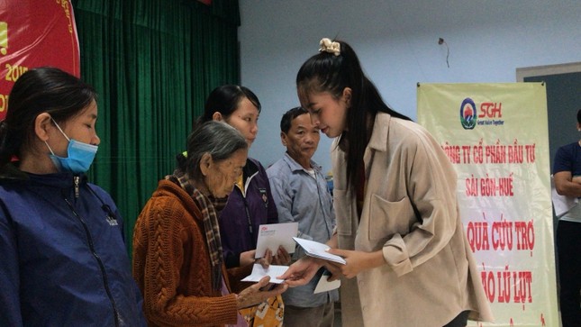 Hoa hậu Tiểu Vy, Mỹ Linh thăm hỏi và trao tiền ủng hộ tận tay đồng bào miền Trung ảnh 4