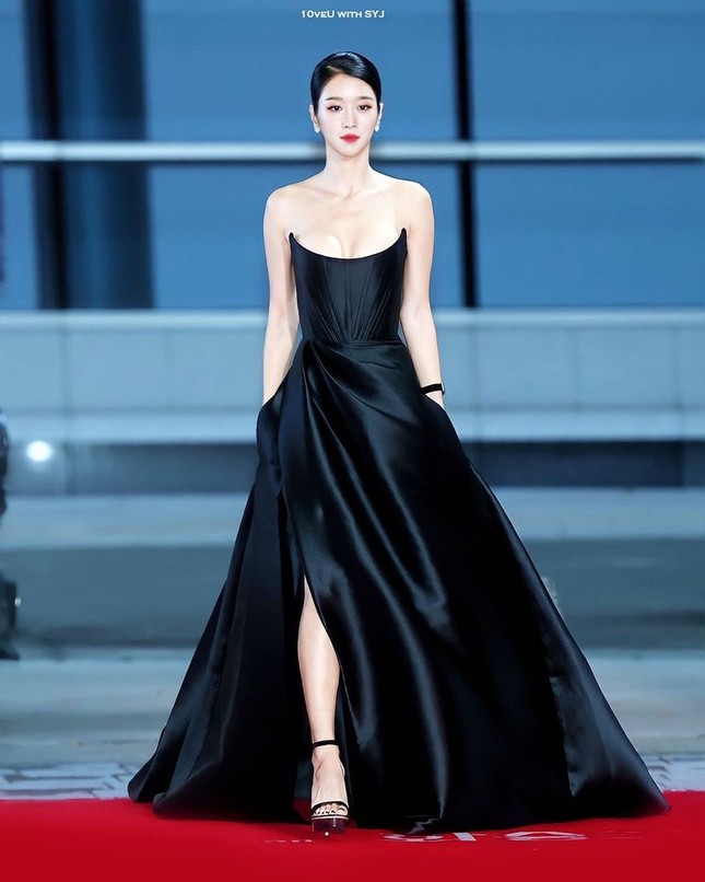 Gây sốc vì diện váy siêu gợi cảm trên thảm đỏ nhưng Seo Ye Ji lại bị chê trang điểm lỗi ảnh 8