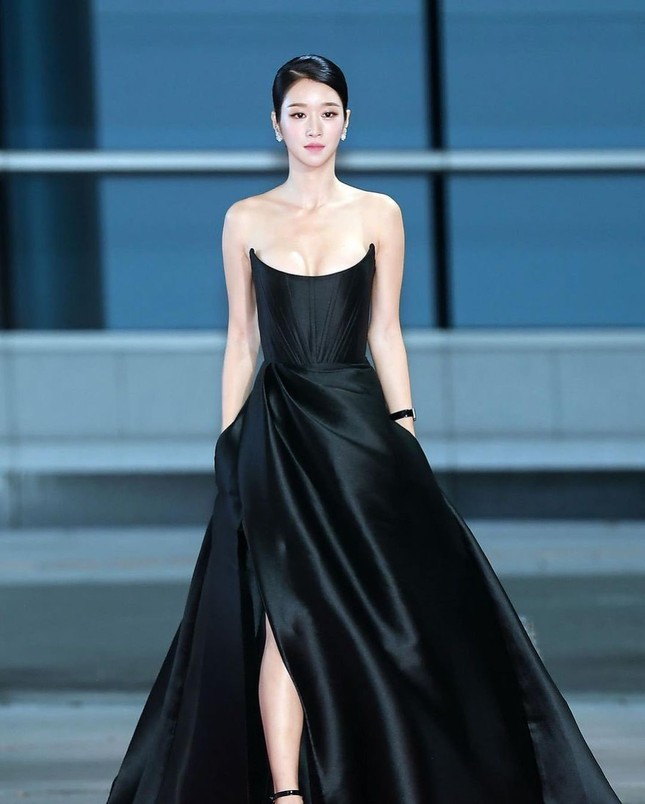 Gây sốc vì diện váy siêu gợi cảm trên thảm đỏ nhưng Seo Ye Ji lại bị chê trang điểm lỗi ảnh 1