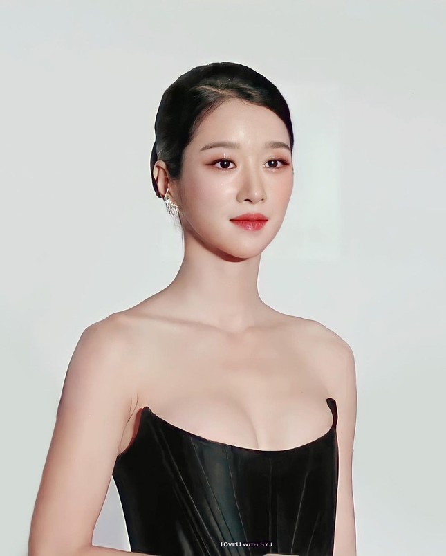 Gây sốc vì diện váy siêu gợi cảm trên thảm đỏ nhưng Seo Ye Ji lại bị chê trang điểm lỗi ảnh 9