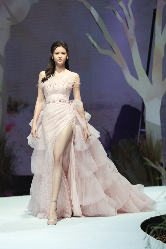 Trương Quỳnh Anh diện đầm hồng công chúa ngọt ngào, làm vedette trong show thời trang ảnh 3