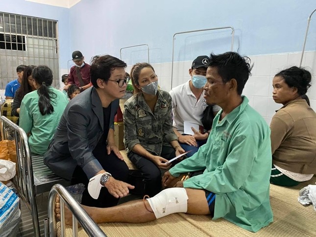 Hoa hậu H’Hen Niê lội bùn, trực tiếp đến thăm nạn nhân vụ sạt lở đất ở tỉnh Quảng Nam ảnh 1