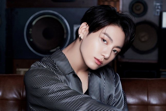 Ảnh teaser mà cũng có thể khiến cổ phiếu Big Hit tăng vọt, chỉ có thể là Jung Kook (BTS) ảnh 3