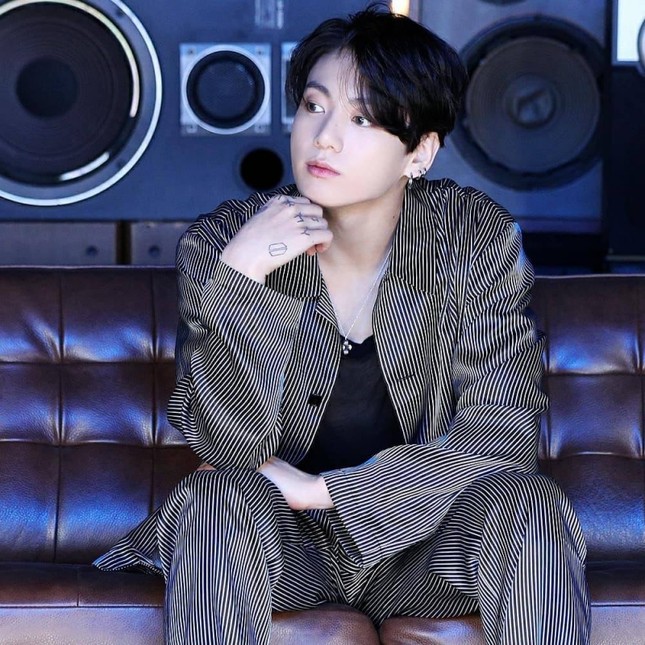 Ảnh teaser mà cũng có thể khiến cổ phiếu Big Hit tăng vọt, chỉ có thể là Jung Kook (BTS) ảnh 1