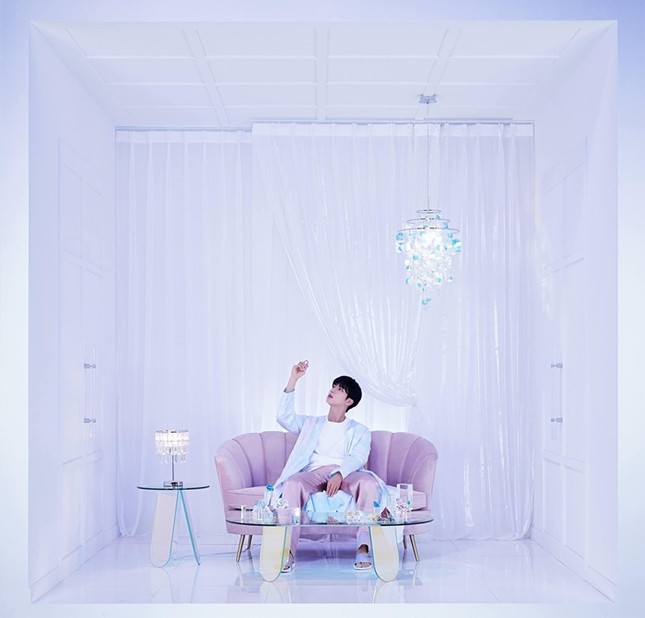 Ảnh teaser của Jin (BTS) lấp lánh toàn đá quý nhưng gây sốc nhất lại là món đồ này ảnh 2