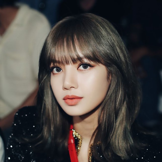 Hóa ra lý do Lisa BLACKPINK luôn để tóc mái là để tạo điểm nhấn đặc biệt này cho khuôn mặt ảnh 2