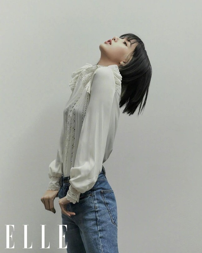 Lisa (BLACKPINK) khiến fan lo lắng vì trông quá gầy trong loạt ảnh trên tạp chí ELLE Trung ảnh 11