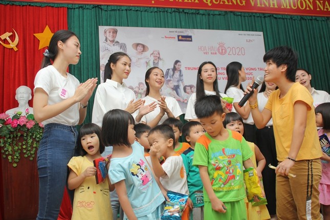 Thí sinh Hoa Hậu Việt Nam 2020 chia sẻ yêu thương cùng các em nhỏ kém may mắn ở Vũng Tàu ảnh 6