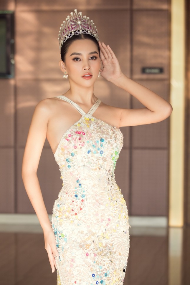 Họp báo Chung kết Hoa Hậu Việt Nam: Tiểu Vy, Mỹ Linh, Lương Thùy Linh đọ visual đỉnh cao ảnh 1