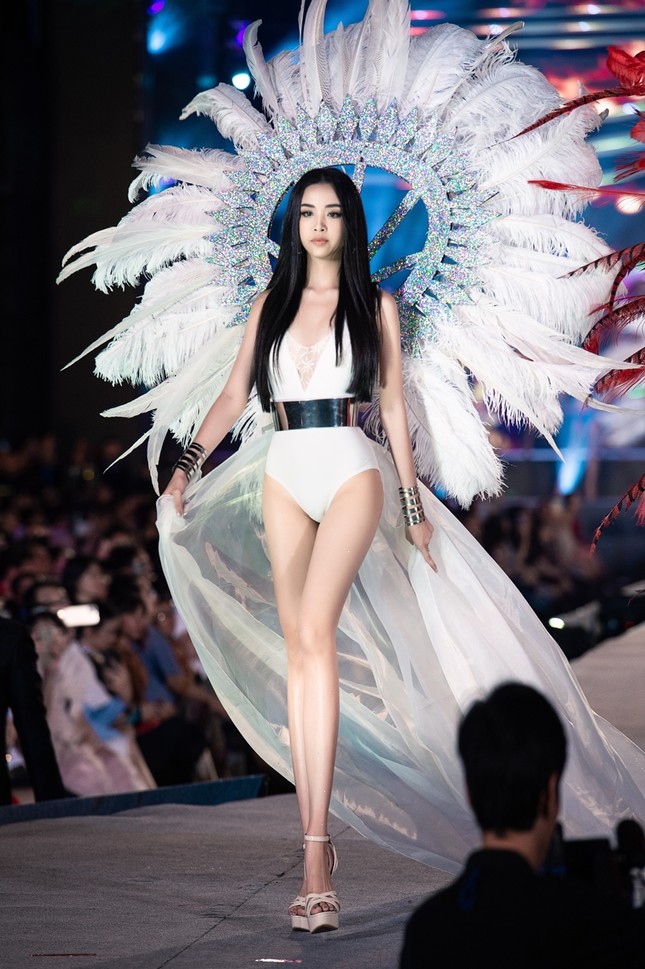 Tiểu Vy, Phương Nga, Thúy An khoe body cực phẩm như siêu mẫu trên sân khấu Người đẹp Biển ảnh 6